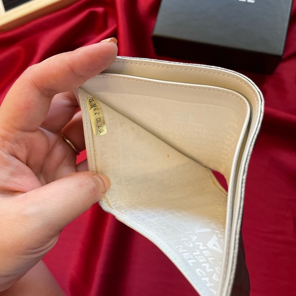 Chanel Bifold Texture wallet (Icon Collections) - Picture 2 of 7